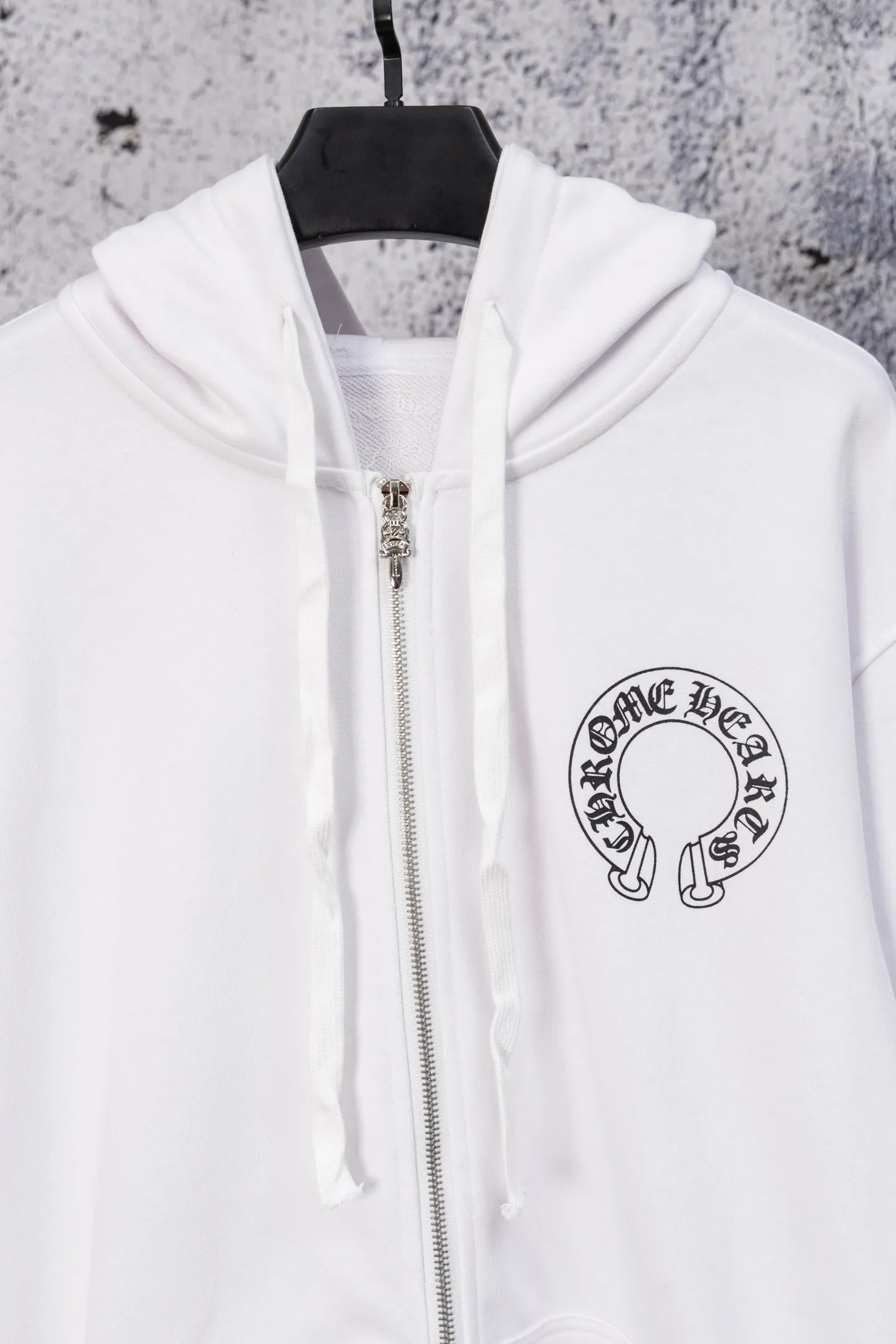 P250 ChromeHearts CH ChromeHearts 25 early autumn flower arm horseshoe zipper cardigan hooded sweatshirt Sanskrit letter rattan flower cross horseshoe hooded sweatshirt The fabric is made of 440g pure cotton terry with matching threads, imported printing, original customization, hardware, soft and skin-friendly. The workmanship is meticulous and the thickness is moderate. The webbing on the back collar extends to the shoulder for reinforcement. The connection between the wellhead and the shoulder is reinforced. The whole body is made with thousands of needle embroidery techniques. It is more compliant and stylish with clothes. It is a hot item of the season. The original customized accessories are complete with three standards. It will look handsome with any combination. The os drop shoulder version and loose version. Color: Black White Size: S M L XL